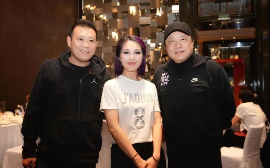 蔡健輝在成都設分公司,頭炮便是為楊千嬅製作成都演唱會。左為蔡的兒子。