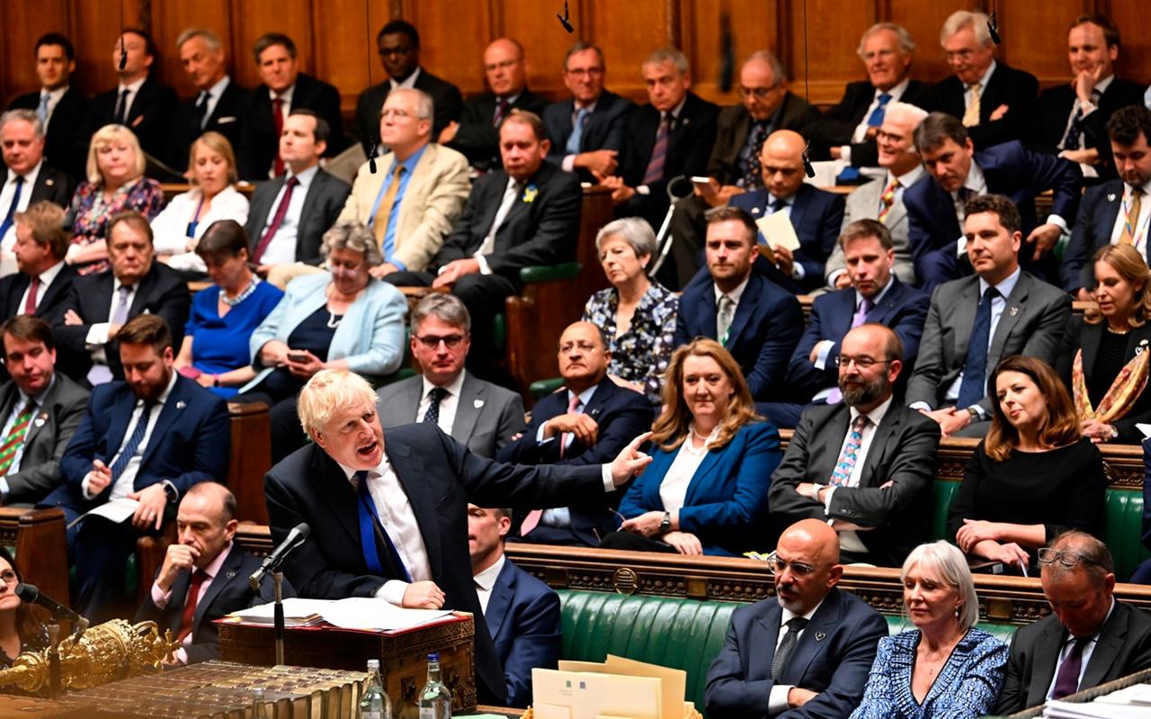 英政府逾40官員辭職,內閣逼宮不成約翰遜怒炒高文浩。(AP)