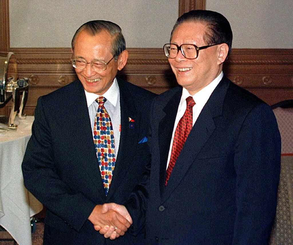 拉莫斯1997年在吉隆坡與時任中國國家主席江澤民會面。(美聯社)