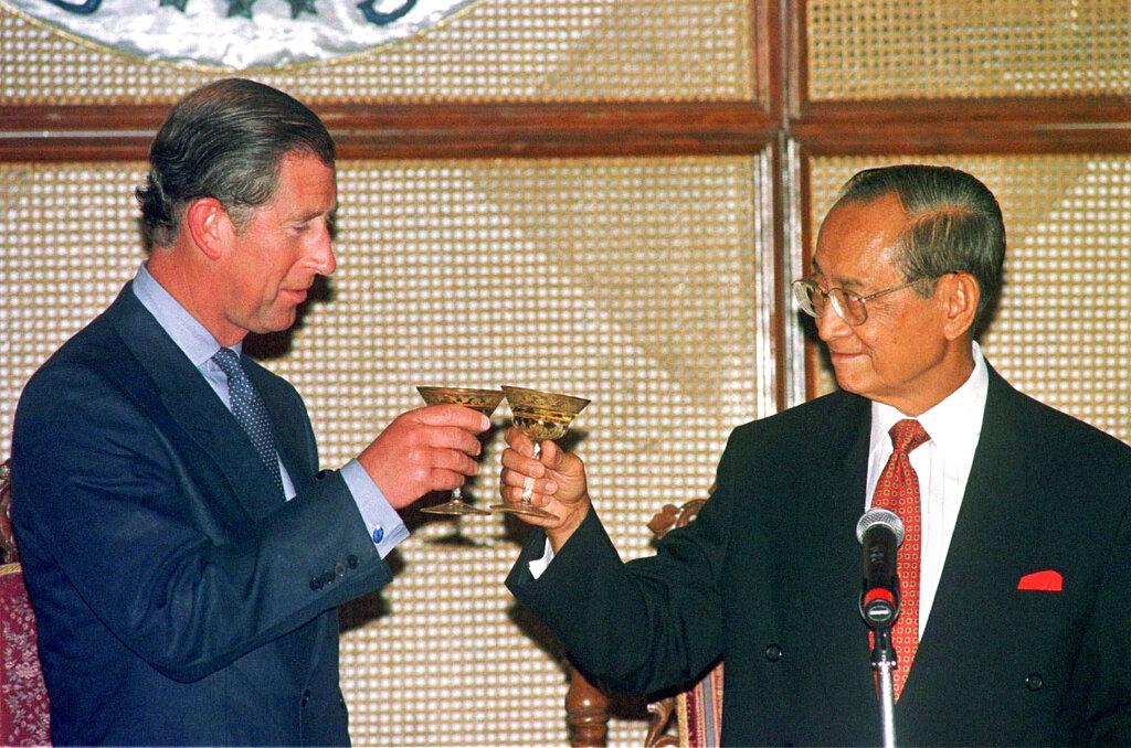 拉莫斯1997年接待到訪的英國王儲查理斯。(美聯社)