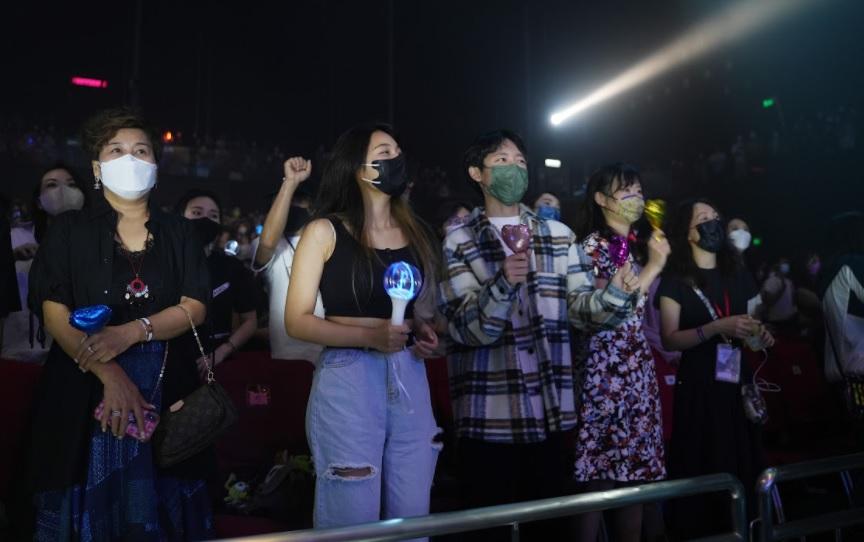Jay Fung師弟「折骨BEN」趙祥誠在台下跳舞,睇得非常投入。