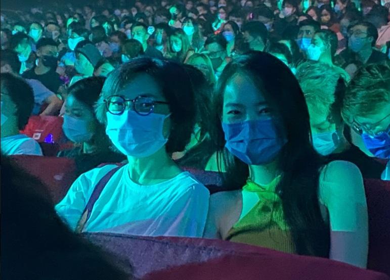 龔慈恩的22歲女兒Ashley(右)被誤傳墮樓身亡,昨晚公開現身以行動粉碎謠言。