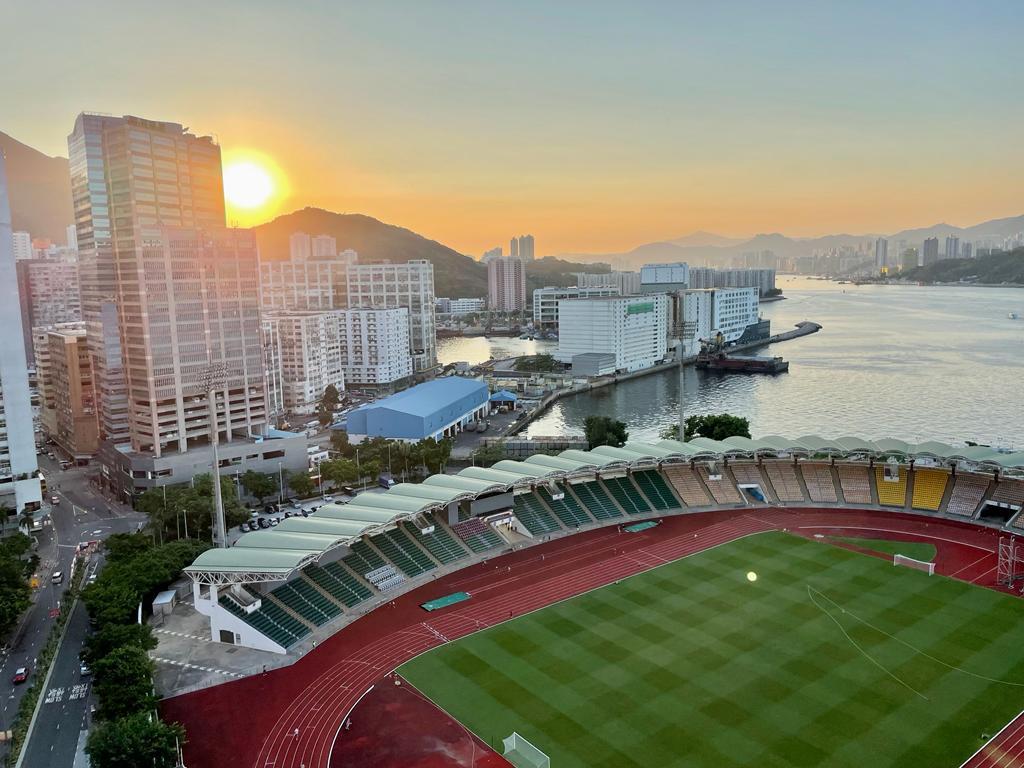 單位望全小西灣運動場及部分柴灣海景,景觀非常殺食吸引。