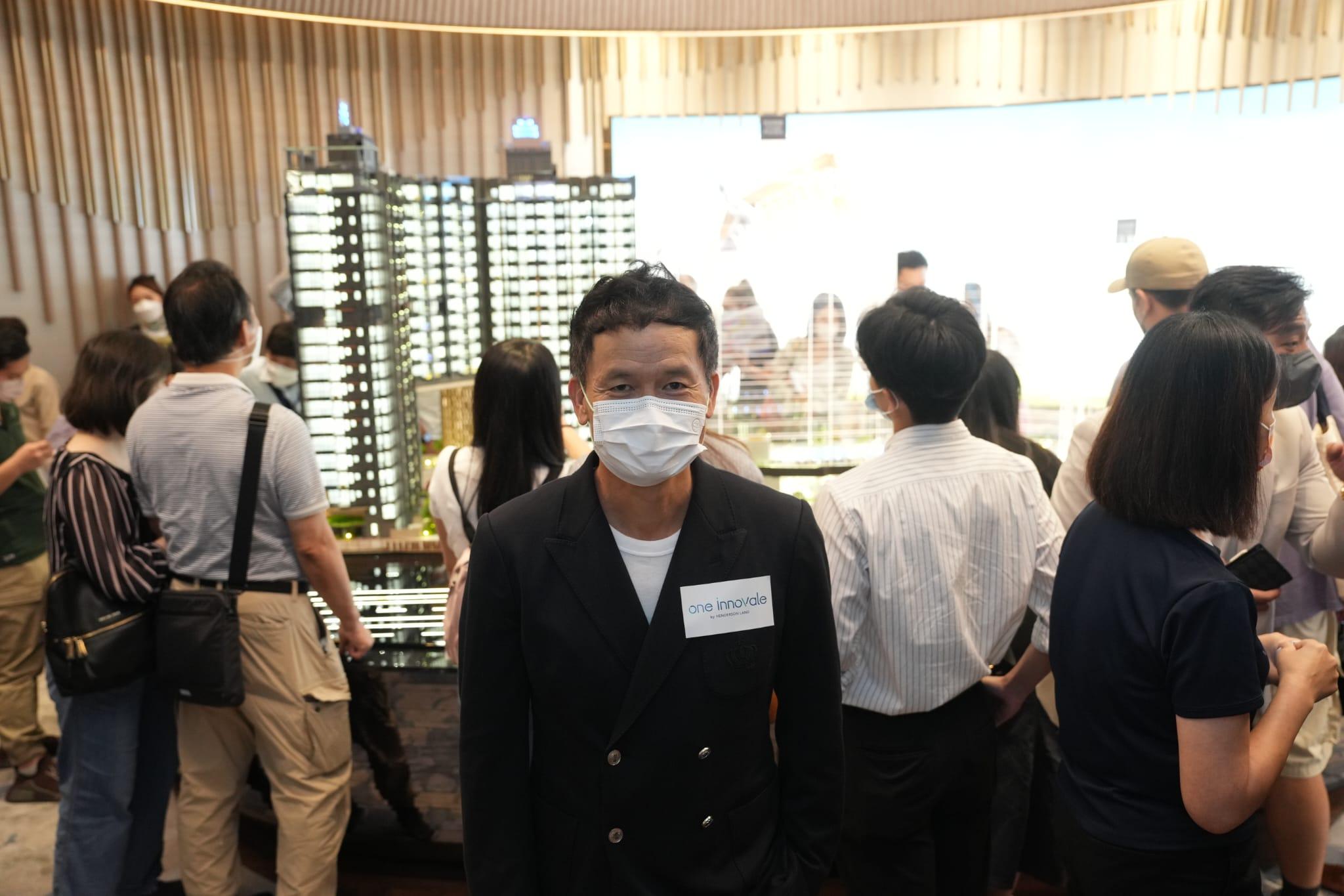 恒地林達民現身位於美麗華廣場1期ONE INNOVALE-Archway展銷廳,視察收票情況,並預告明日加推不少於123伙應市。(陳奕釗攝)