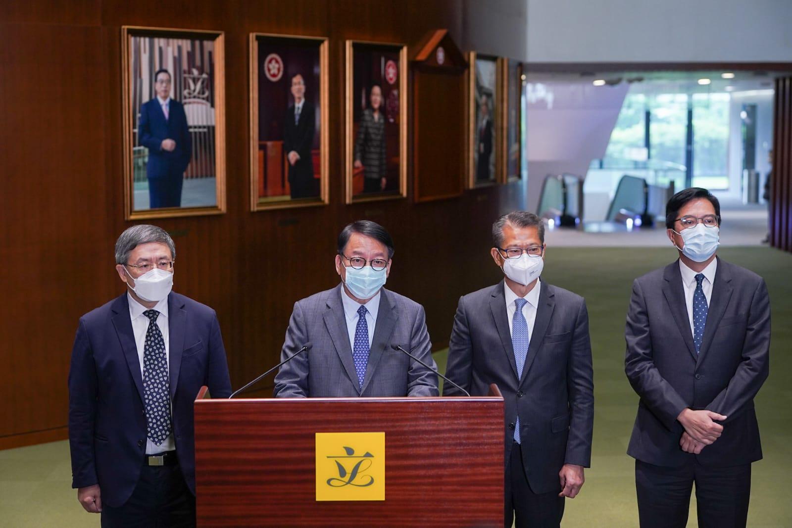 政務司副司長卓永興(左起)、政務司司長陳國基、財政司司長陳茂波、 財政司副司長黃偉綸見記者。(李睿哲攝)