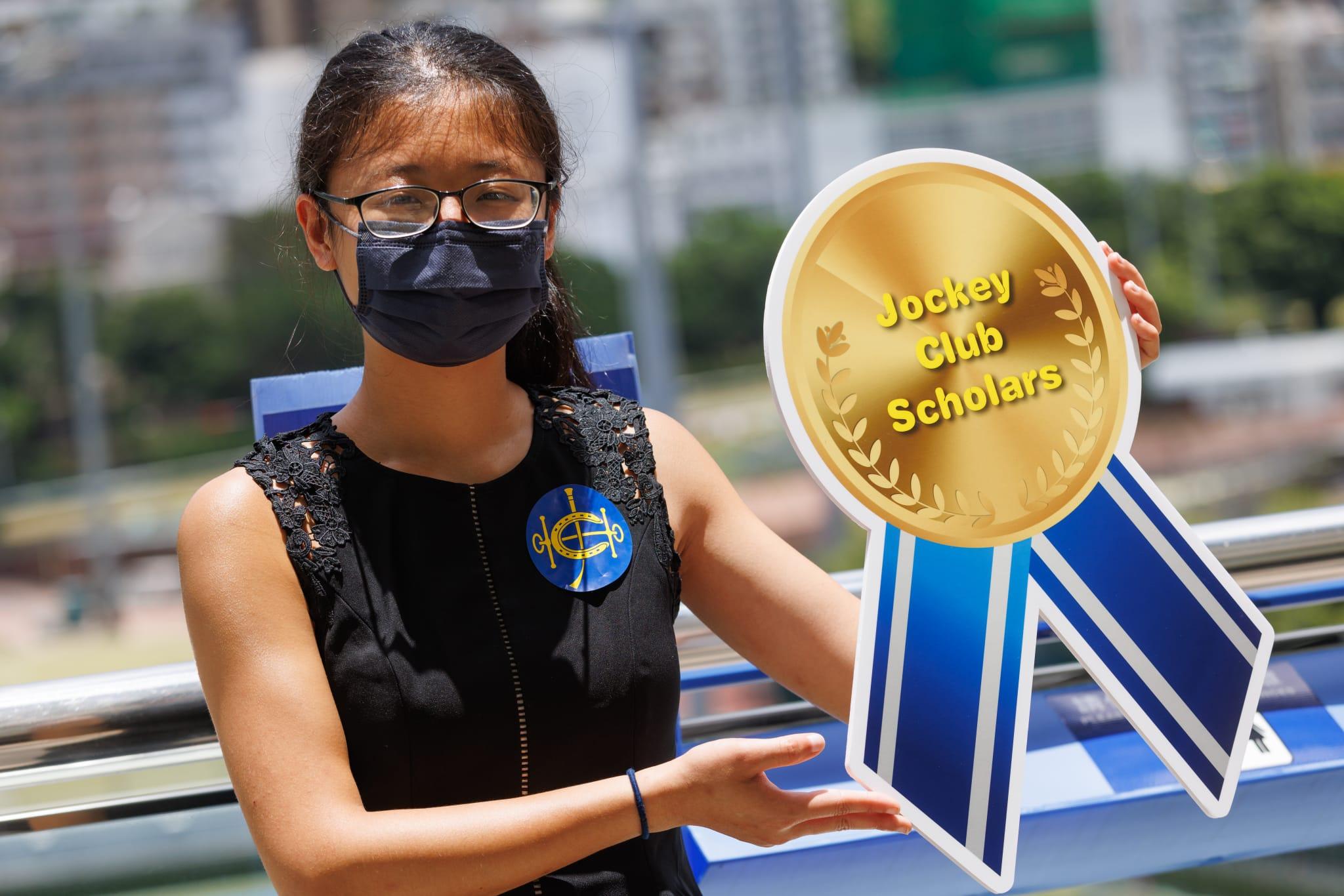 系統與科技課程的蔡青琳於 2020 年參加「中大賽馬會智為未來計劃」嶄露頭角,憑促進跨代交流的太極手機程式,獲得技術挑戰獎。(蘇文傑攝)