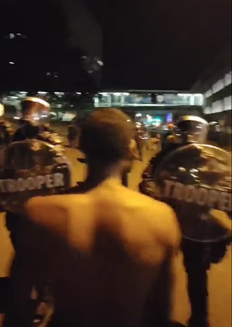 周日入夜後有示威者與警員對峙。(互聯網)