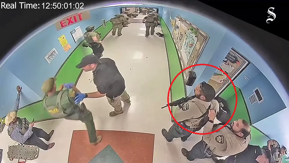當日警方到場逾一小時仍不進攻,警員Rubio(紅圈)女兒是該校學生,他焦急如焚但被同僚阻止救人。(互聯網)