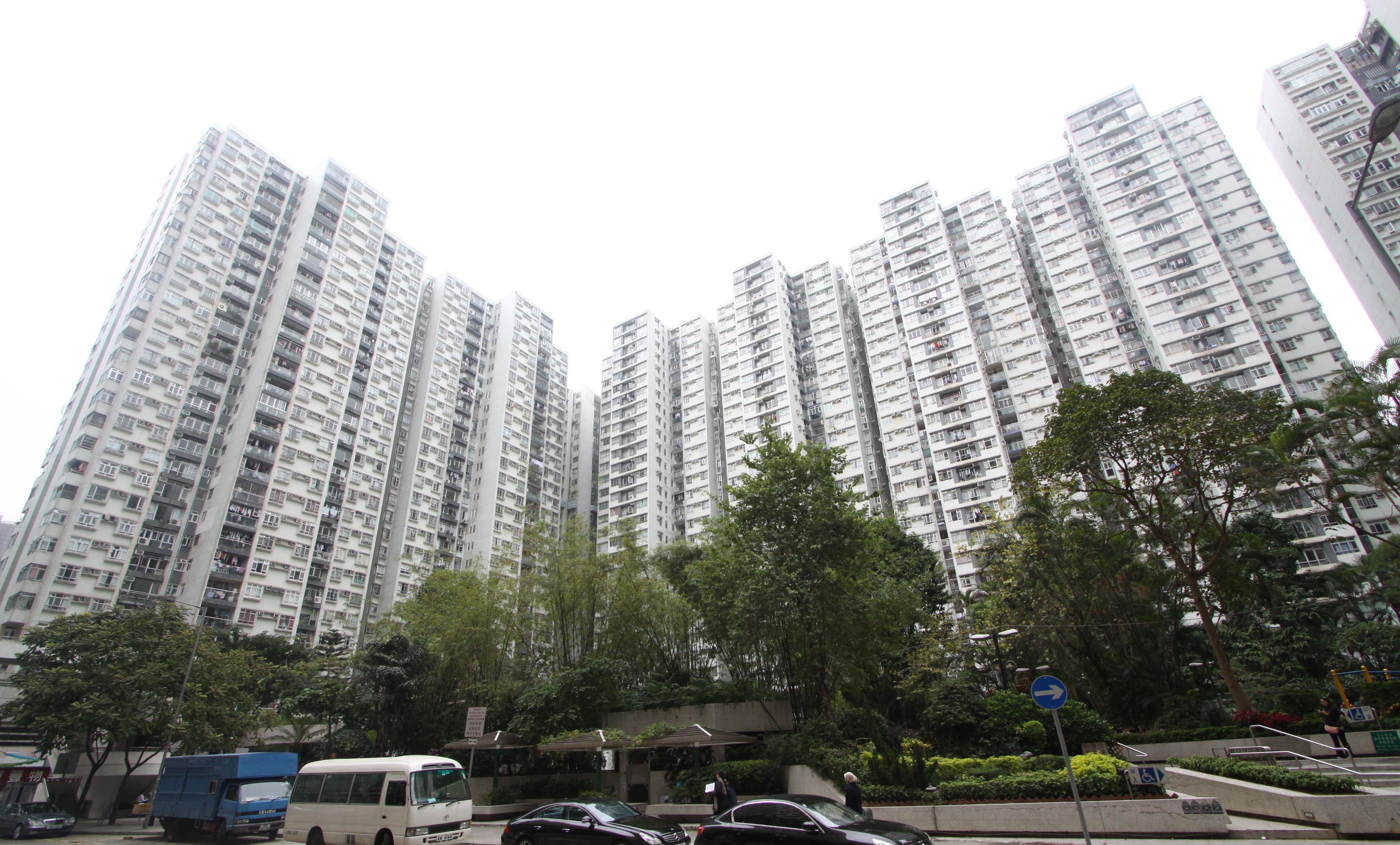 北角指標屋苑城市花園新近錄優質全維港海景兩房單位成交,實用面積約626方呎,成交價1,280萬元,呎價約20,447元。