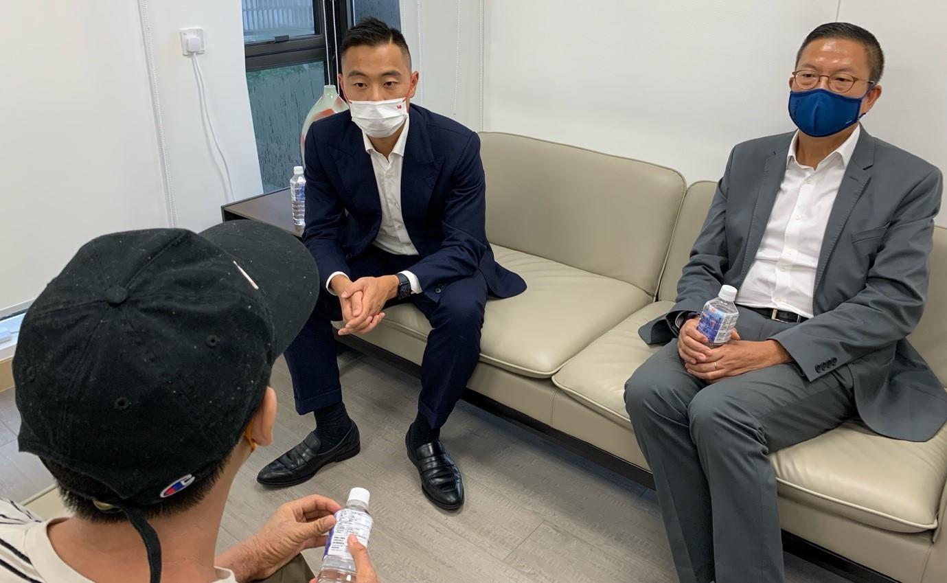 港區省級政協委員聯誼會施榮懷會長(右)及香港政協青年聯會鄧灝康主席(左)於8月30日與其中一名獲「同心圓計劃」協助的青年行仔(化名,背向鏡頭者)會面,行仔感謝在懲教署及「同心圓計劃」協助下讓他有工作機會,重回正軌。