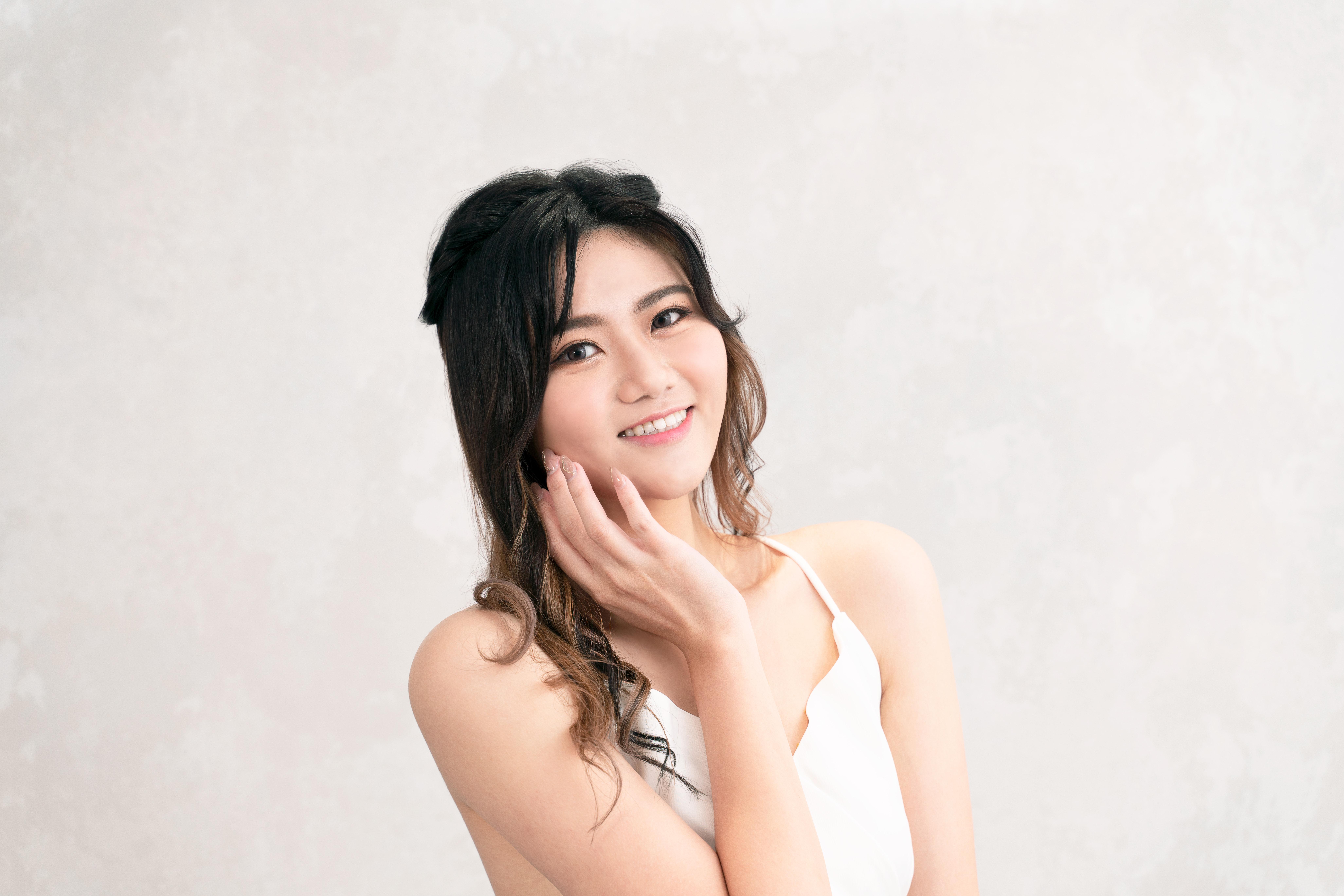 白色小吊帶長裙造型啓動了3妹的「女神Mode」,將3妹雪白肌膚表露無遺,盡顯青春魅力之餘,同時滲透出陣陣仙氣。
