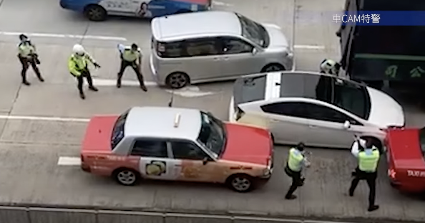 通緝男司機觀塘遇截查 駕車逃至九龍灣 警擎槍戒備制服