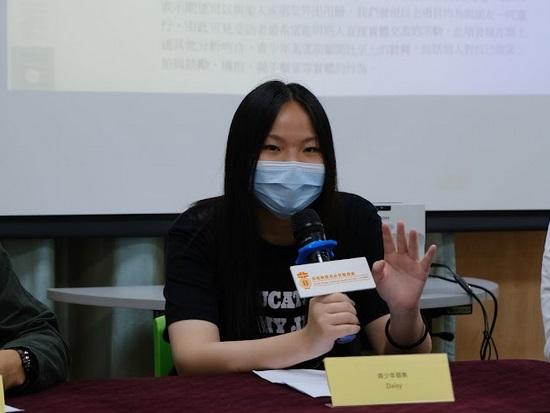 應屆DSE畢業生Daisy指,平日主要以電話與相熟同學溝通,缺乏在社交場合認識新朋友的機會。