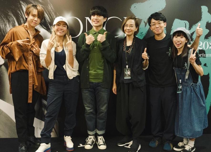 彭秀慧導演與《阿媽有咗第二個》的演員毛舜筠、姜濤、柳應廷、岑珈其和麗英合照。