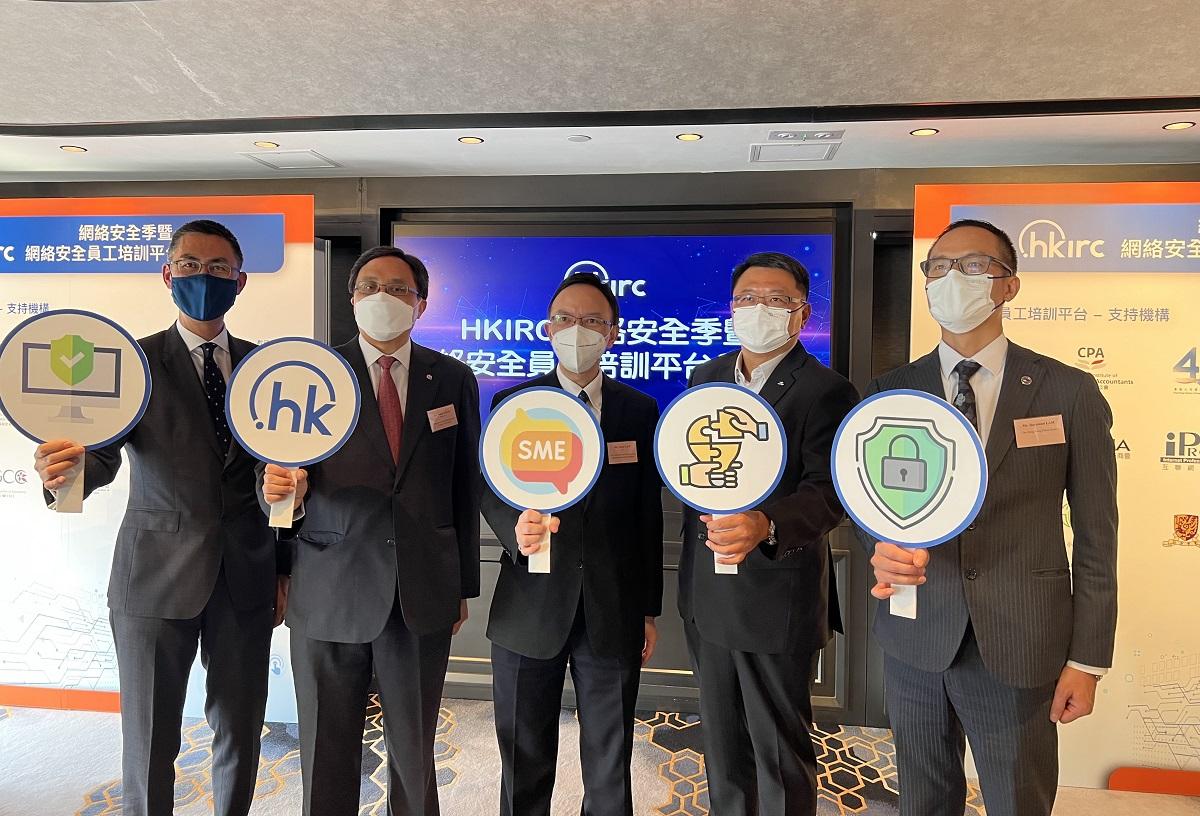 黃家偉(左一)期望逾5,000人使用網絡安全員工培訓平台;右一為林焯豪。(楊紀悠攝)