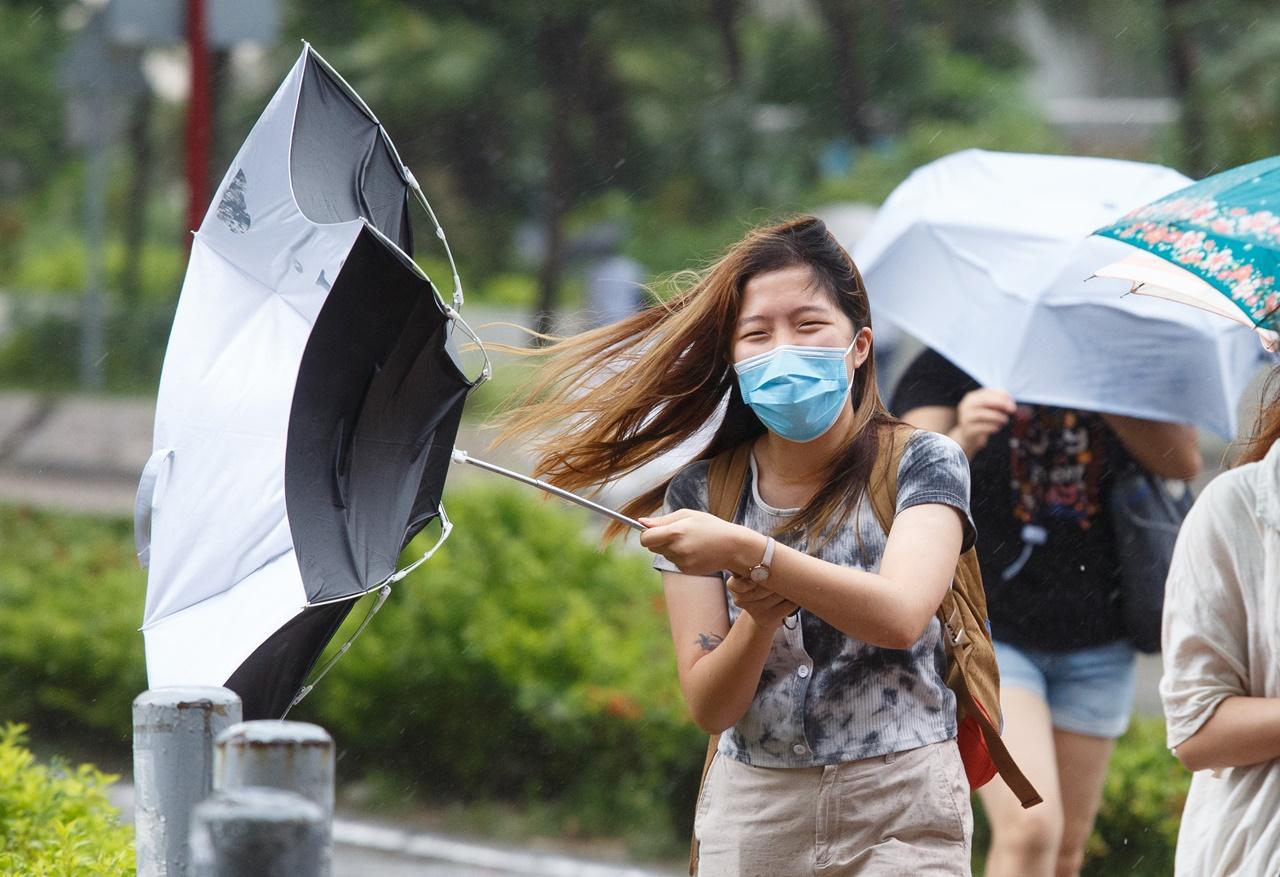 今日有驟雨及幾陣狂風雷暴,最高氣溫約29度。(資料圖片)