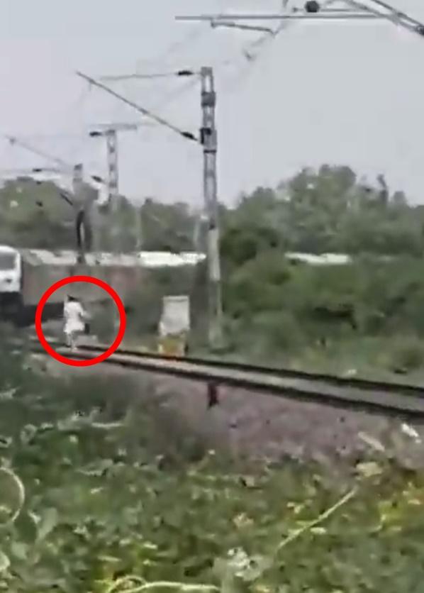 向鳴笛火車揮手求讓路,印度兵被撞飛慘死。(Twitter)