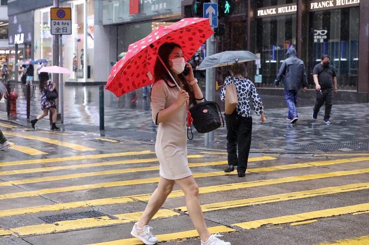 今日有幾陣驟雨,最高氣溫約32度。(資料圖片)