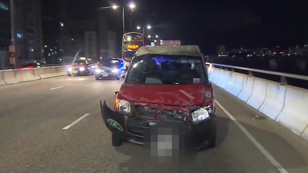 觀塘繞道3車意外,的士撼麥拿侖再撞巴士,的士乘客被拋出車外。(電視截圖)