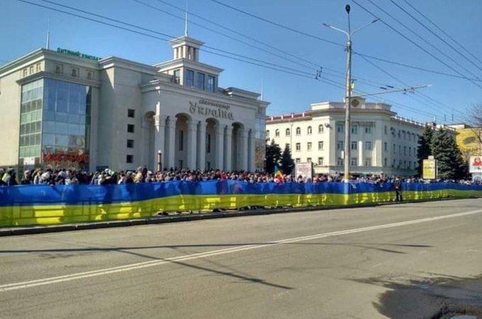 南部赫爾松(Kherson)民眾多次示威不滿被俄軍佔領,其後被鎮壓。(Twitter)