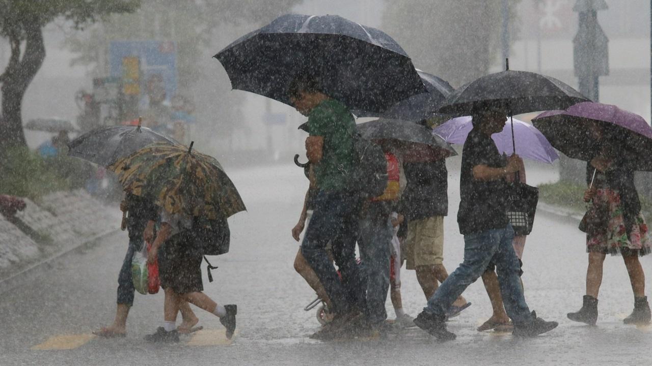 黃雨警告生效,港島部分地區雨量逾100毫米。(資料圖片)