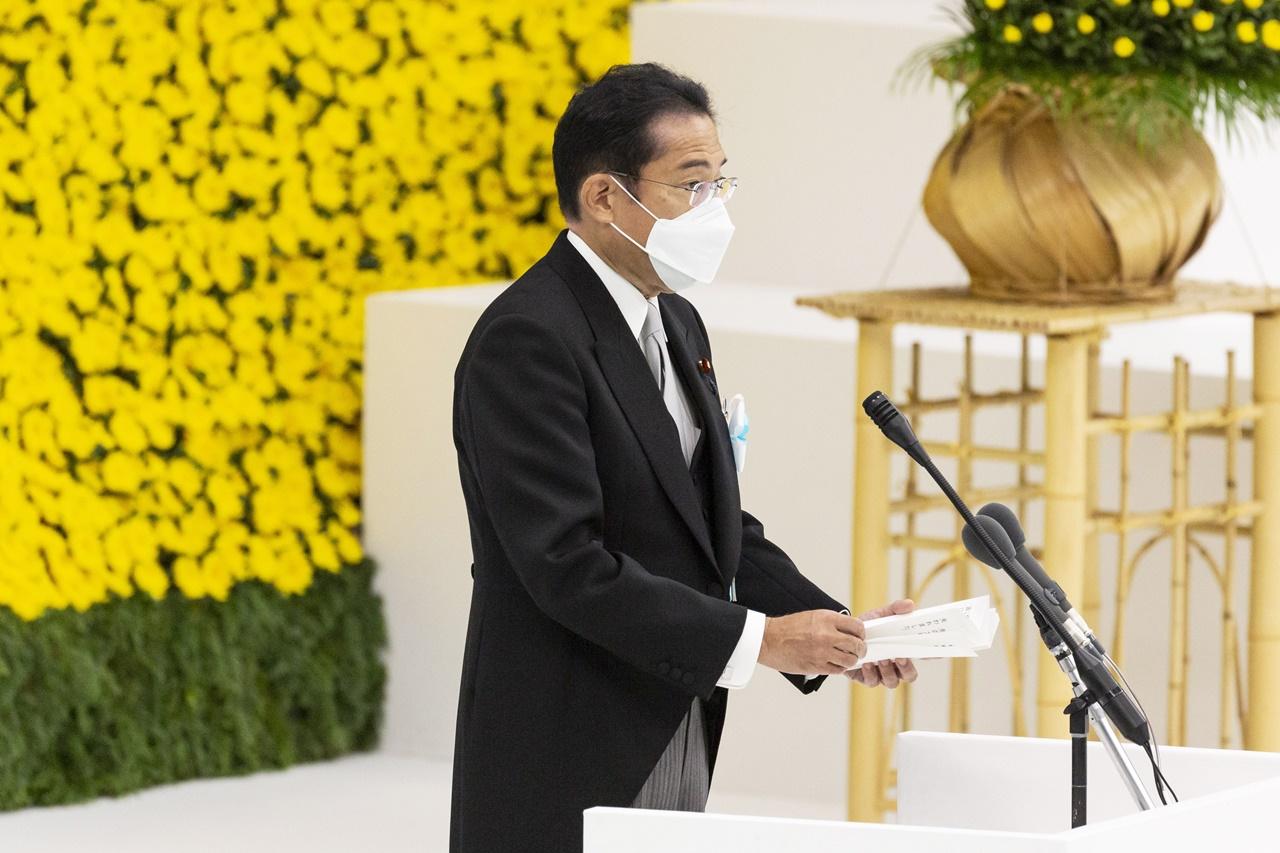 岸田文雄首次以首相身份,出席在東京武道館舉行的官方紀念儀式。(AP)