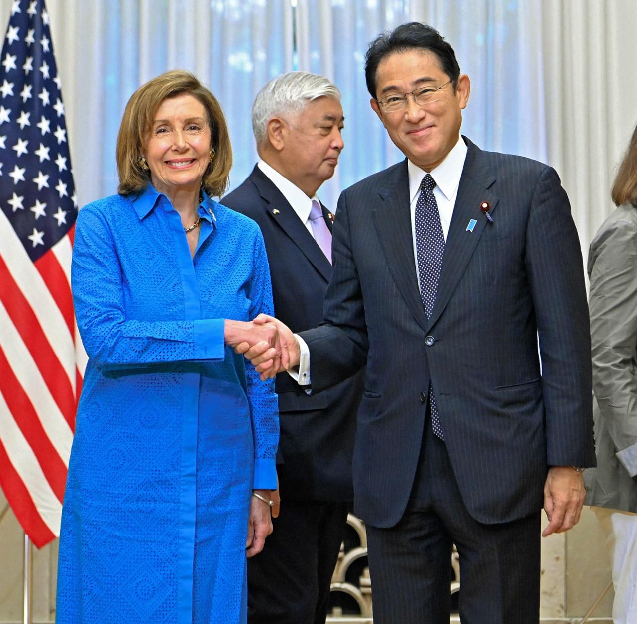 岸田文雄晤佩洛西,中方警告日本勿再生事端。(AP)