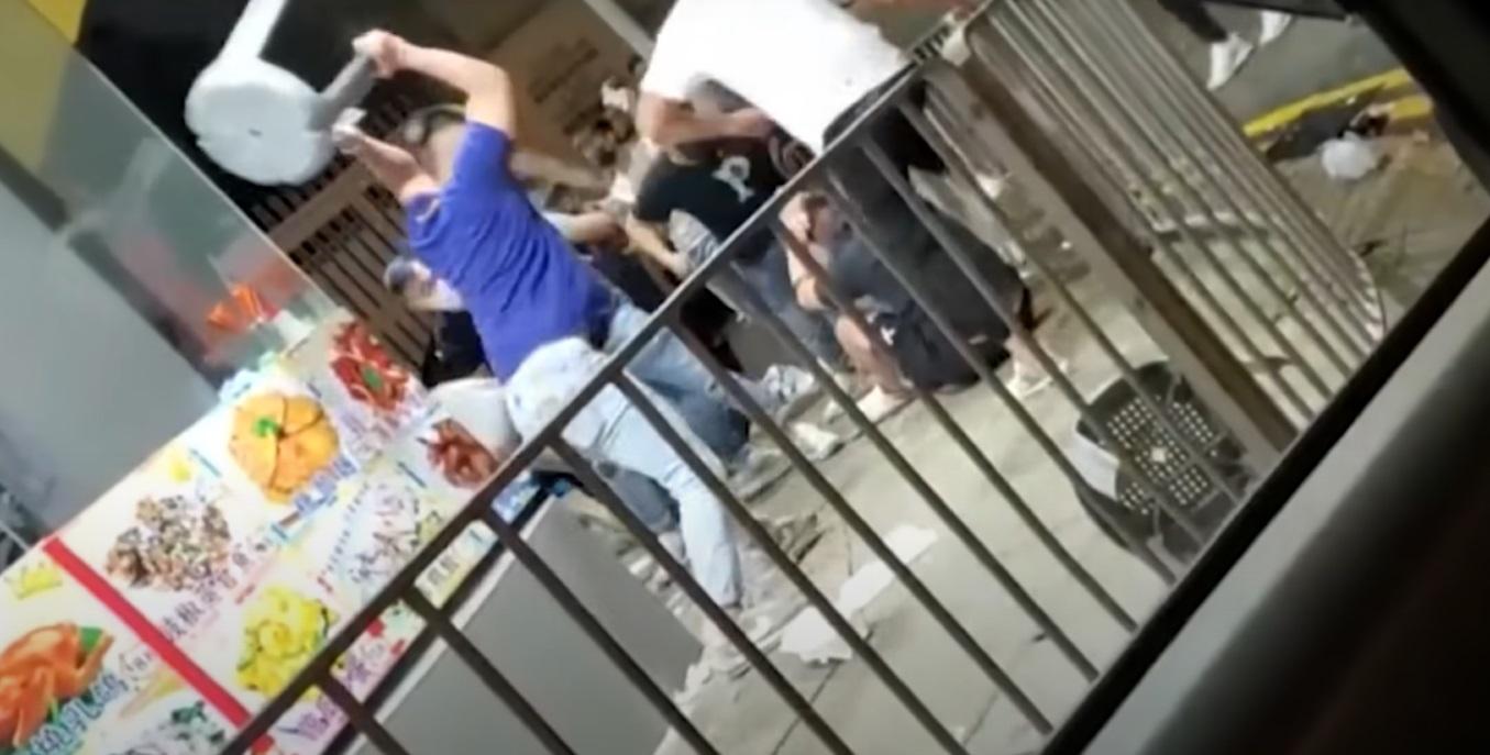尖沙咀2男遭一群惡煞圍毆,有人更取起木棍及膠凳襲擊。(網片截圖)