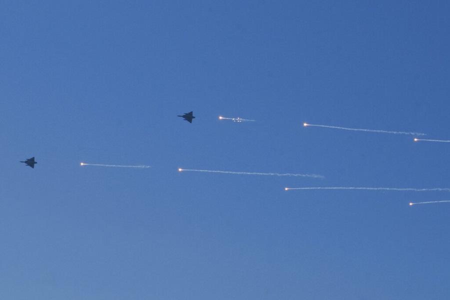 解放軍中午起3日在台灣周邊「包圍式」軍演,台灣的戰機今日陸續掛彈升空。(美聯社圖)