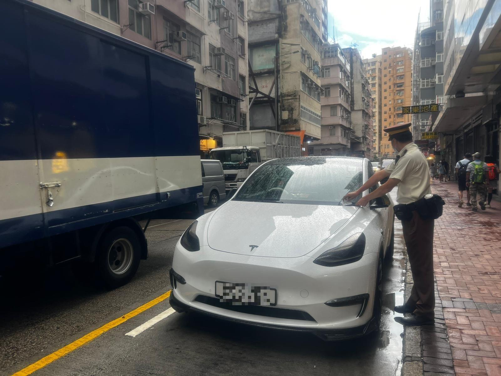 油尖警區打擊違泊,首7個月發逾12.5萬張牛肉乾。(警方圖片)