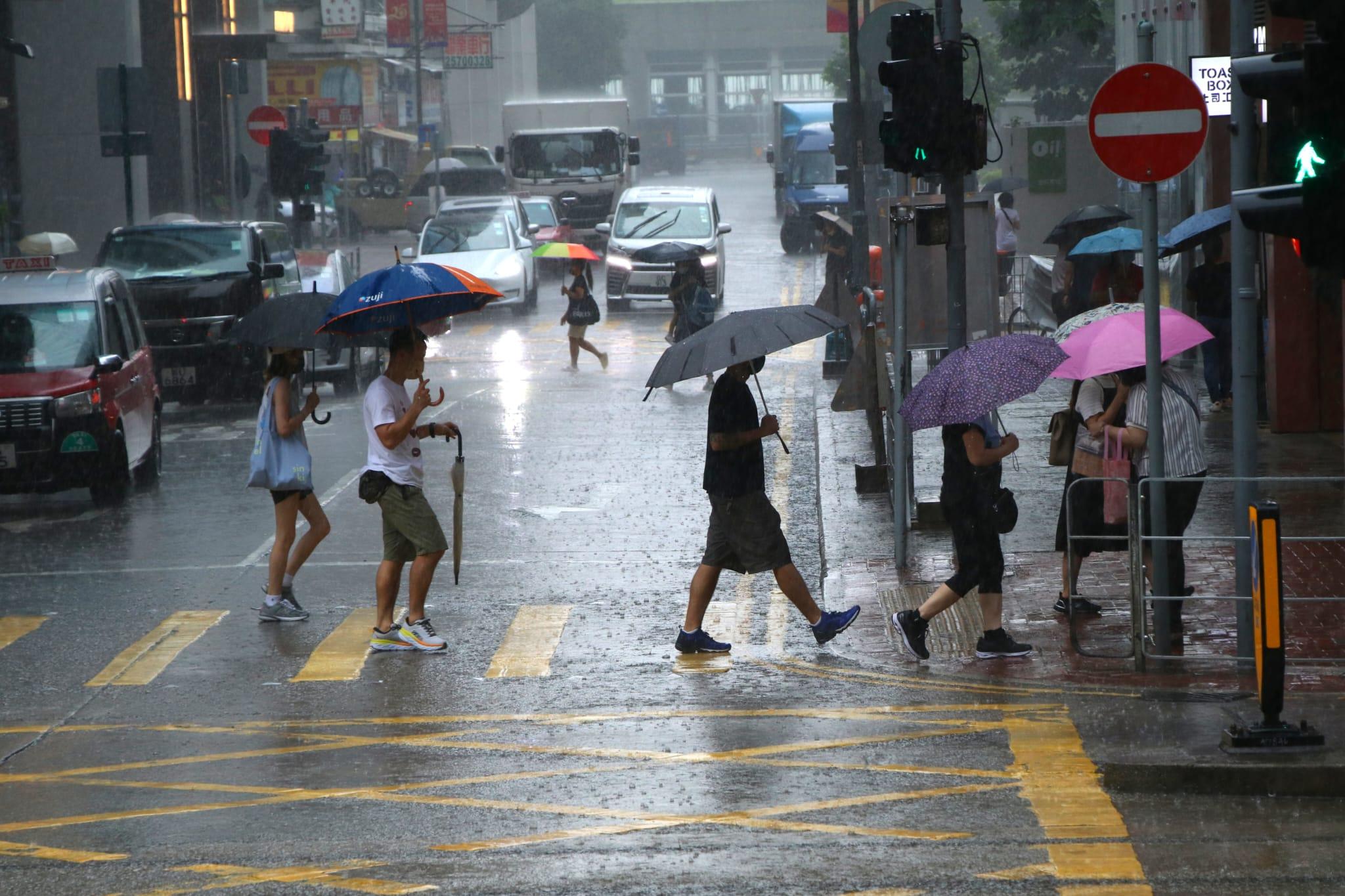 天文台發出特別天氣提示,預料未來一兩小時本港部分地區雨勢較大。