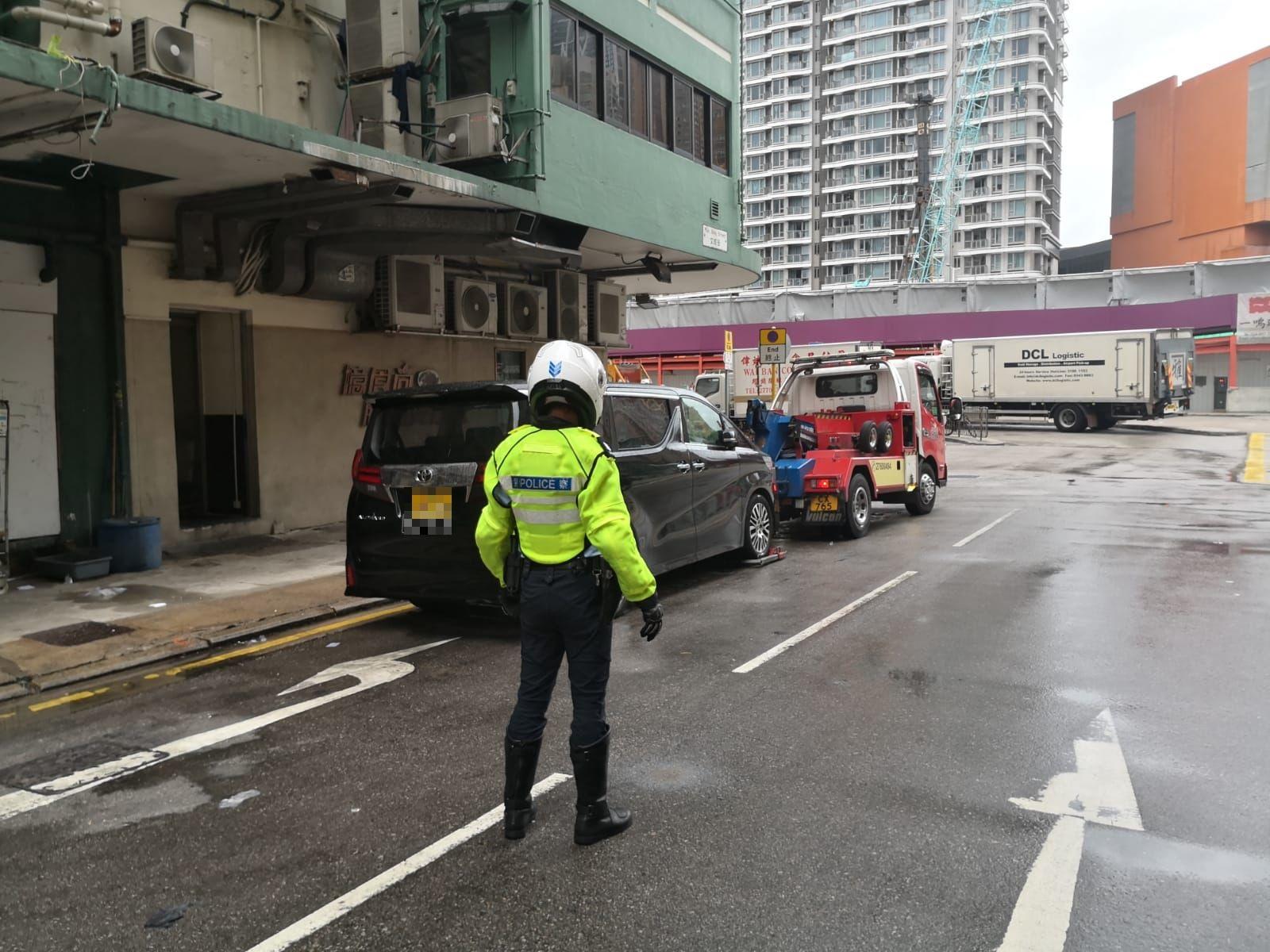 油尖警區聯同西九龍總區交通部昨日在打擊區內違泊,發出多張牛肉乾及拖走多輛車輛。(警方圖片)