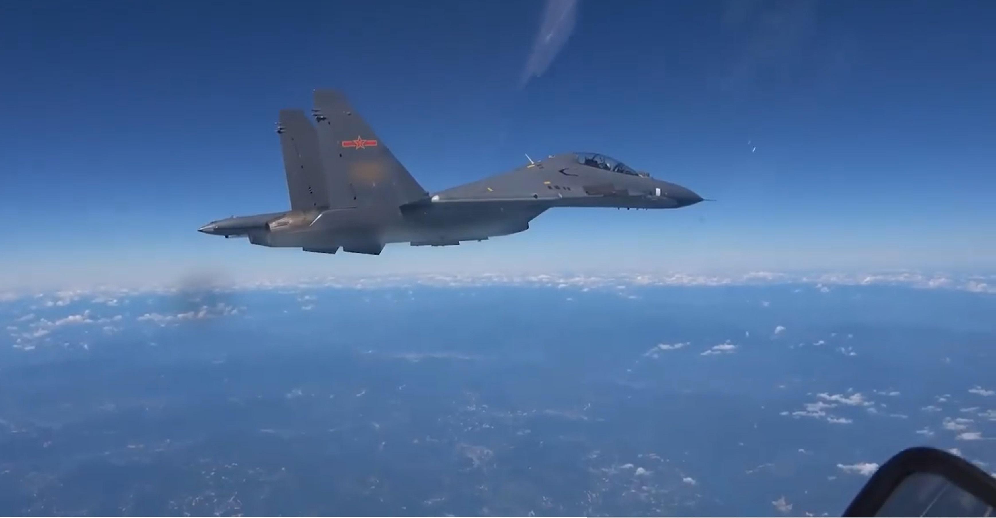 解放軍發放戰機在台灣上空航巡。(解放軍微博影片截圖)