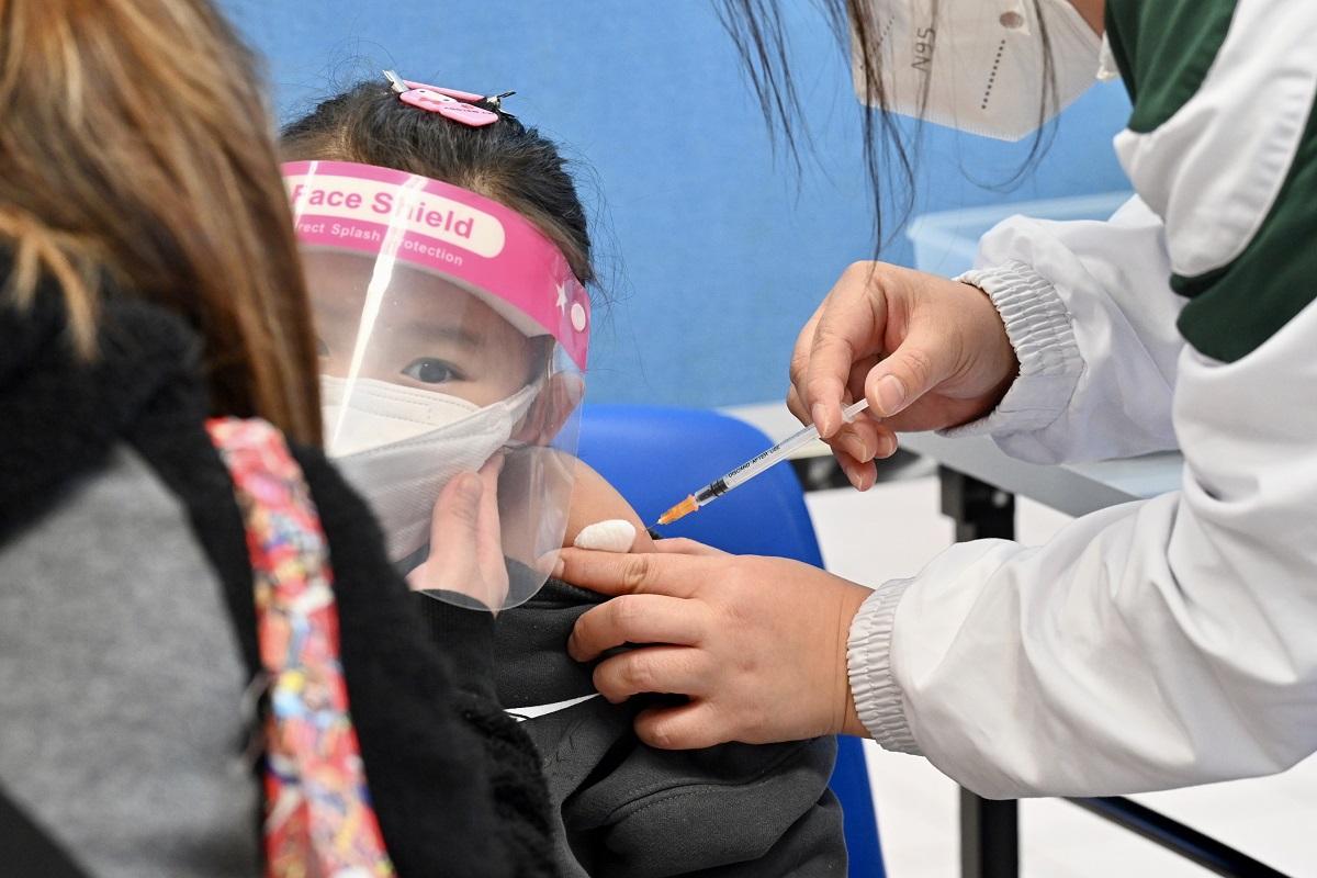 衞生署在過去一周,沒有接獲涉及3歲以下幼童接種新冠疫苗後的異常事件報告。(資料圖片/政府新聞處)
