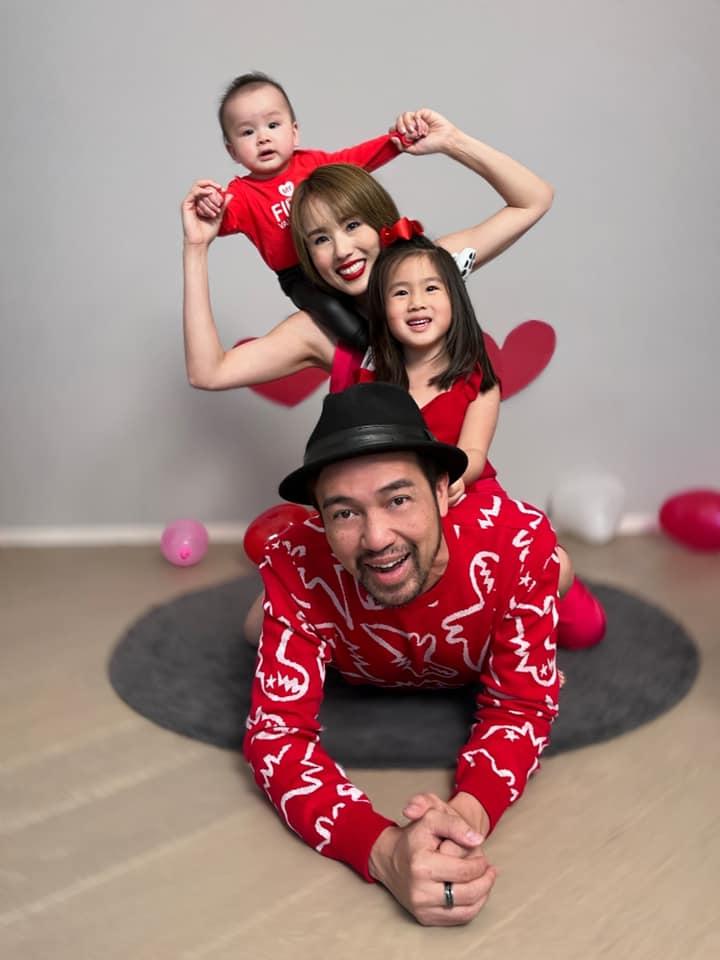 楊洛婷發現囝囝不會轉向右面,而且頭仔愈來愈扁。