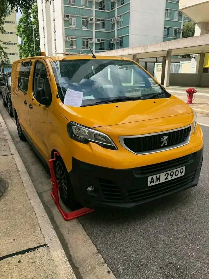 網上流傳照片顯示,有政府車輛在沙田第一城被鎖車。(網民Patick Leung@FB群組「的士司機資訊網 Taxi」)