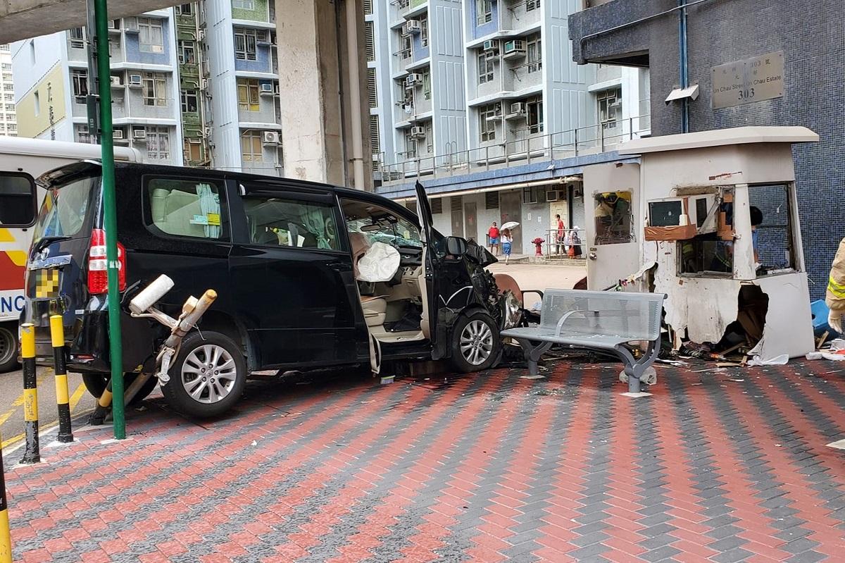 意外後七人車安全氣袋彈出。(網民「童韻」@FB群組「長沙灣人」)