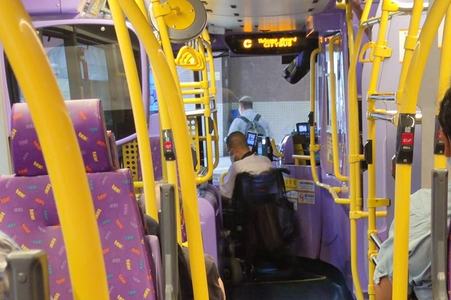 有東涌街坊目擊一名輪椅乘客不斷責罵車長,但車長全程冷靜應對。(網民Peko Poko@FB群組「東涌friends club」)