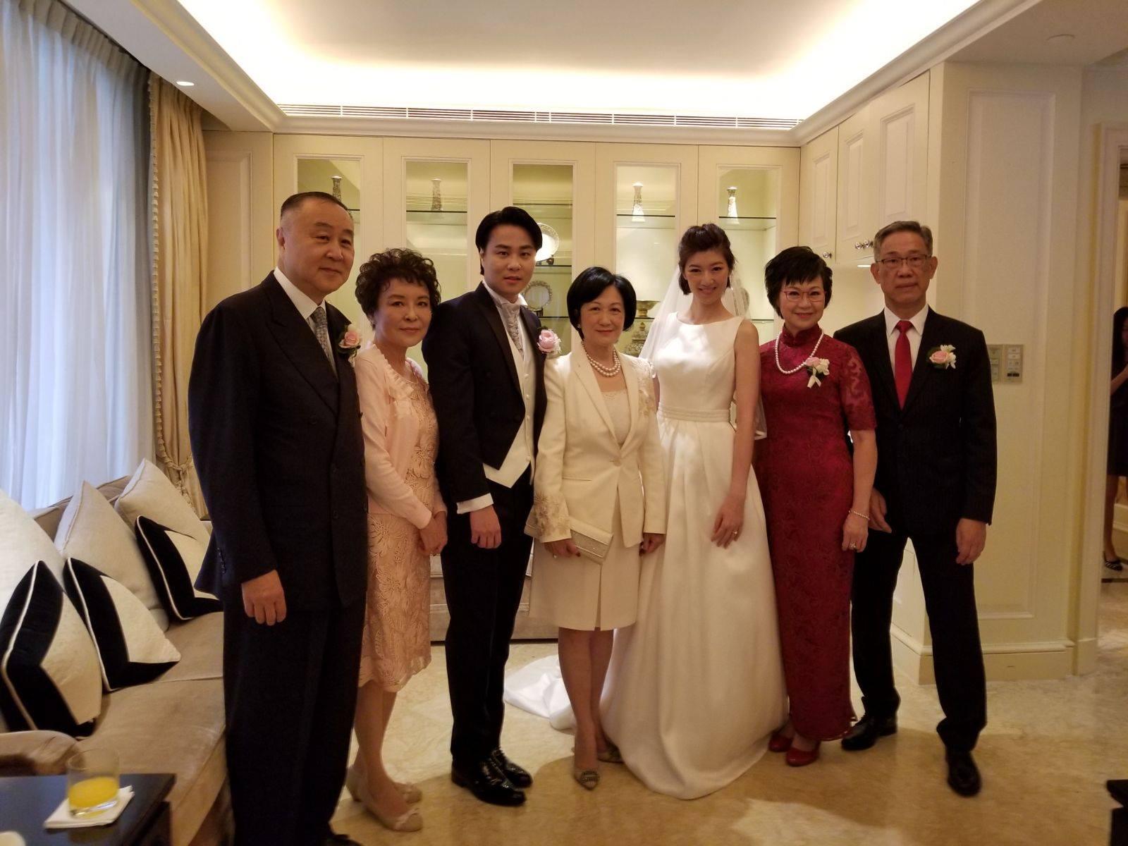 袁弓夷(左一)當日見證兒子袁彌昌(左三)與容海恩(右三)成婚,葉劉淑儀(中)一同合影。 (資料圖片)