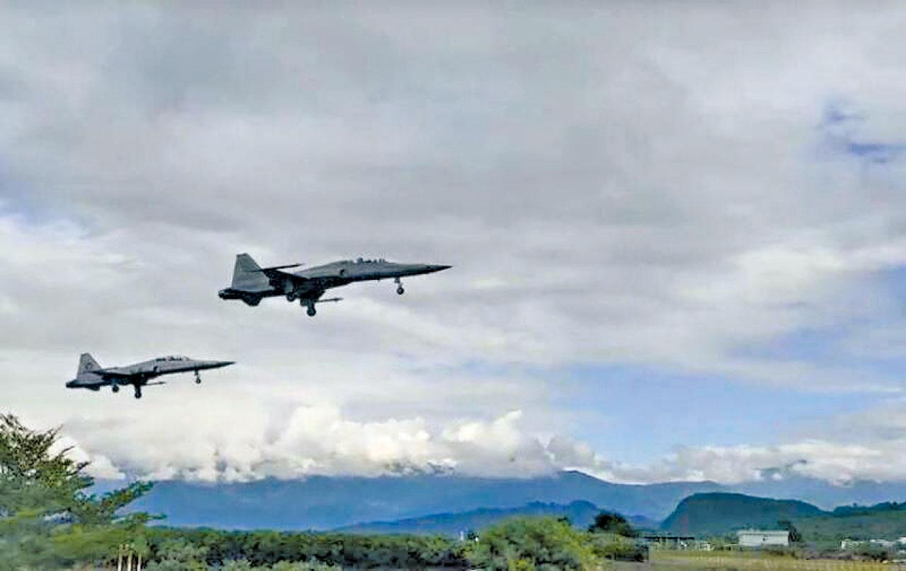 14門大炮開火 戰機掛彈升空 台灣軍方:無關台海情勢