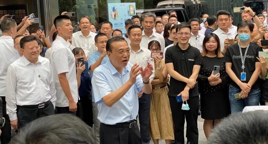 李克強昨現身深圳,在一家企業門外與民眾交流。(互聯網)