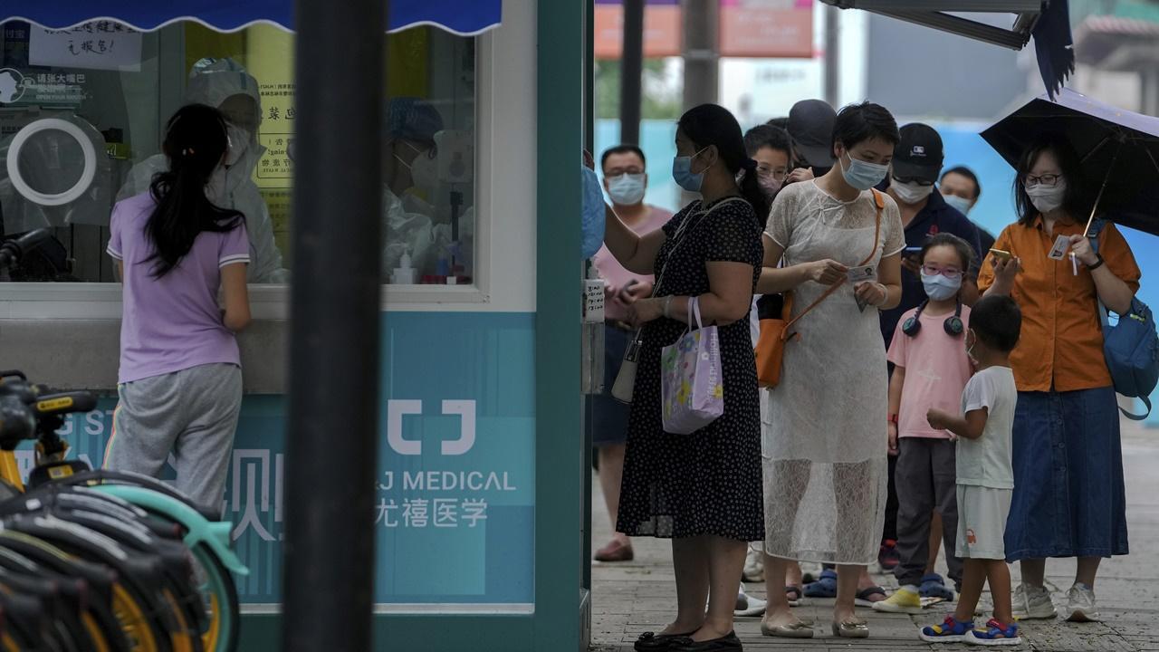 澳門居民昨今進行全民快測。(AP)
