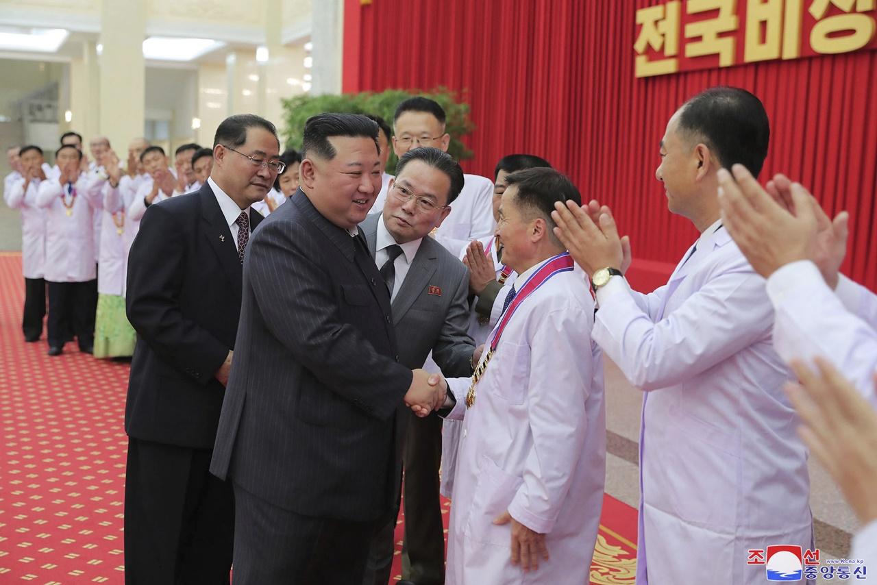 金正恩形容北韓防範境外輸入時間最長,亦在短時間控制疫情,是世界衞生史上未有過的奇蹟。(AP)