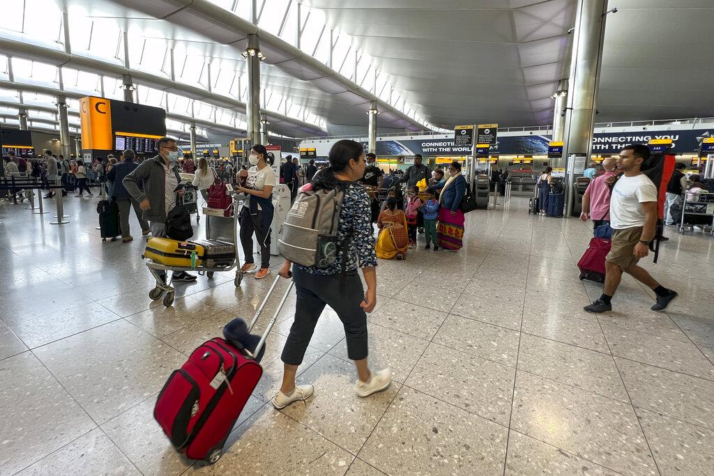 英國希斯路機場離境旅客每日上限10萬措施,延長至10月29日。(美聯社)