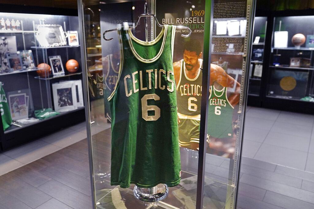 NBA榮休Bill Russell的6號球衣。(美聯社)