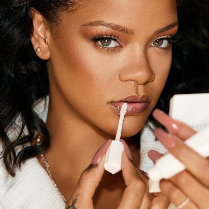 Rihanna親力親為的態度,加上其引領潮流的美容概念,就是成功關鍵!