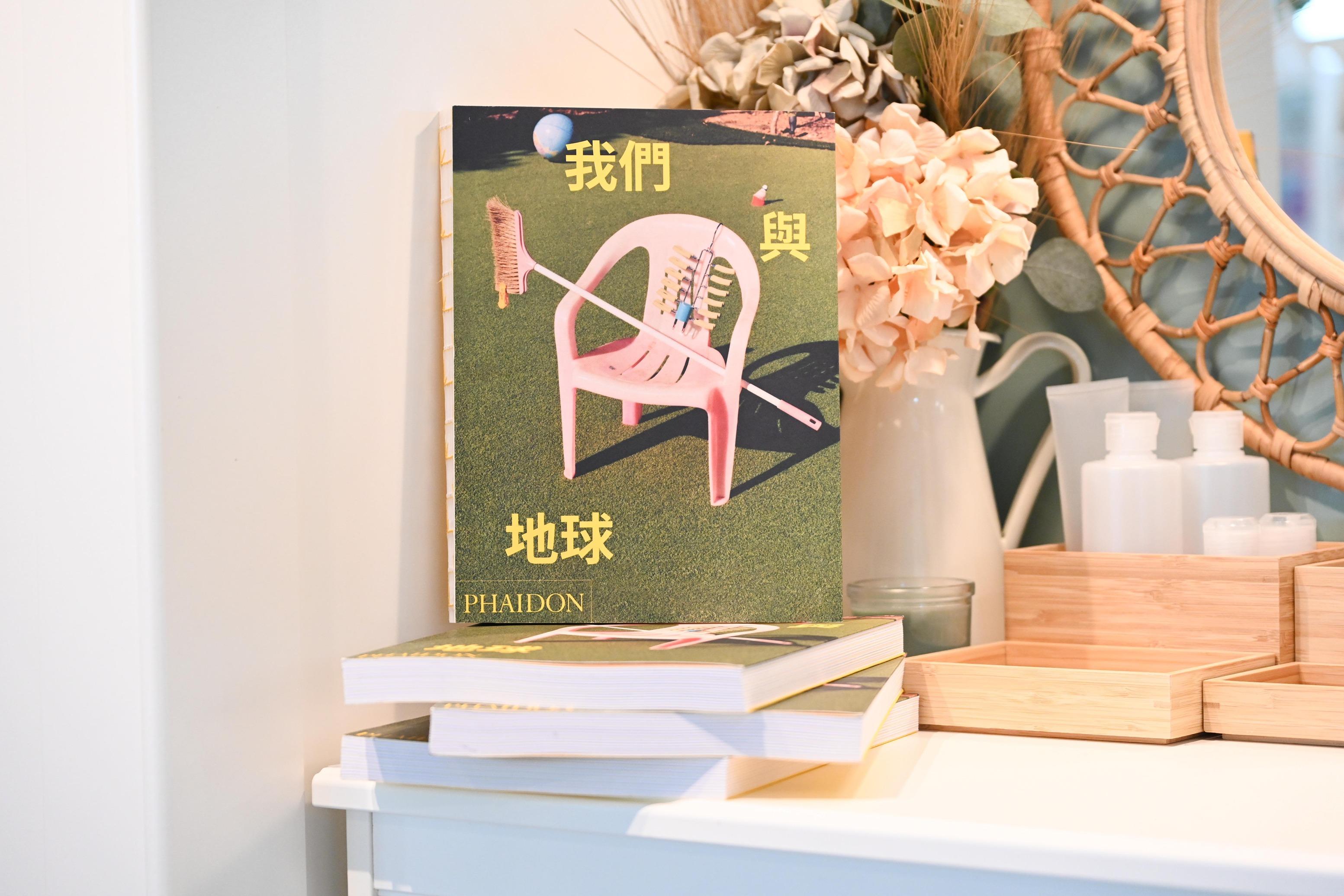 顧客凡於尖沙咀門市作任何消費及打卡即可獲贈IKEA《我們與地球》一書。