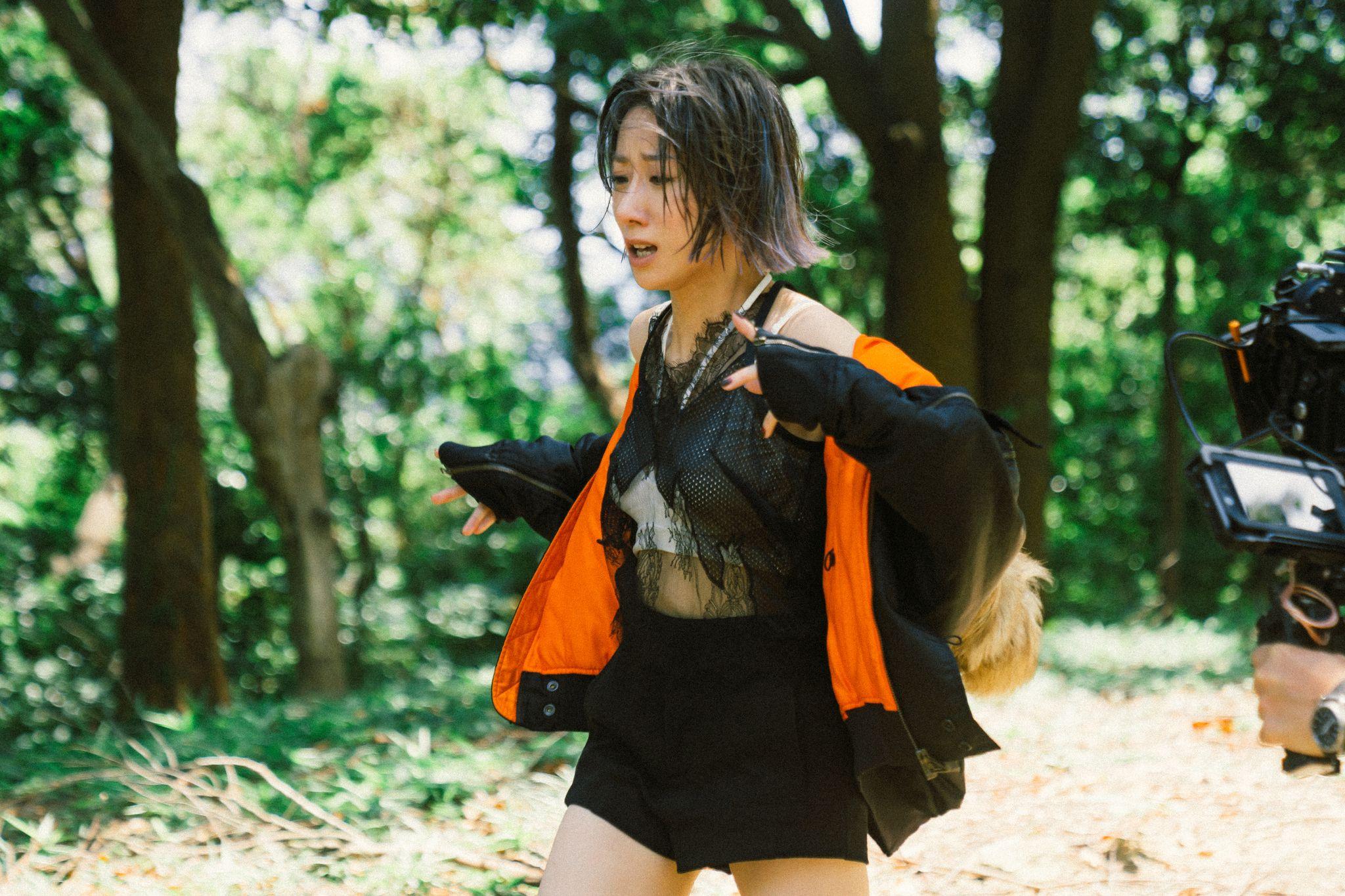 泳兒在新歌《18步半》的mv一人分飾多角。