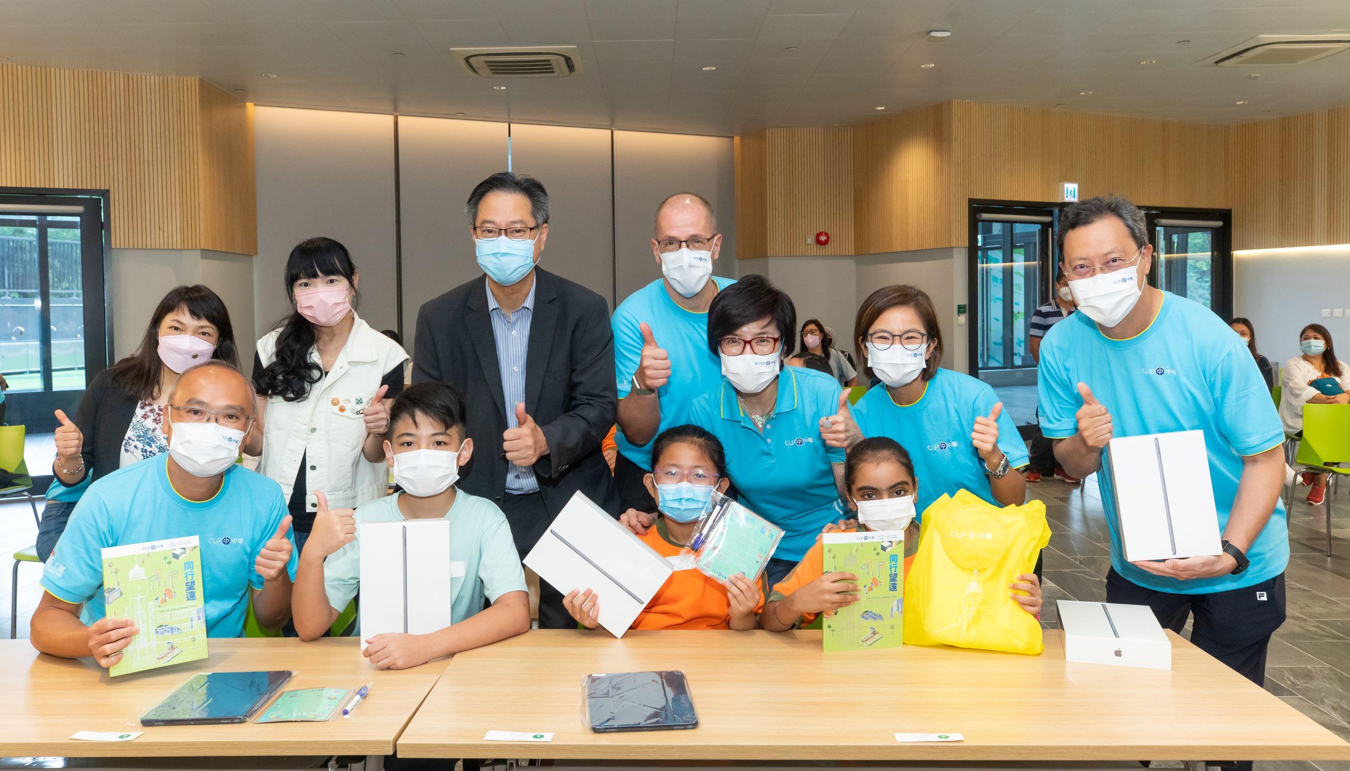準備開學|贈1500大、中、小學基層家庭電子設備 中電:網課新常態需支援學生需要