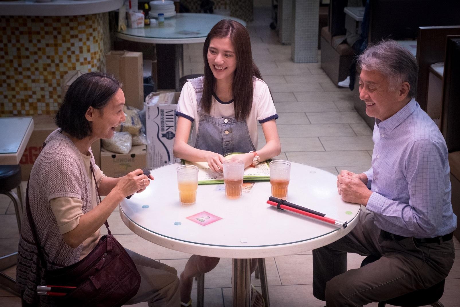 由惠英紅、吳岱融和吳千語合演的《一路瞳行》,故事圍繞視障父母與健視女兒的故事。